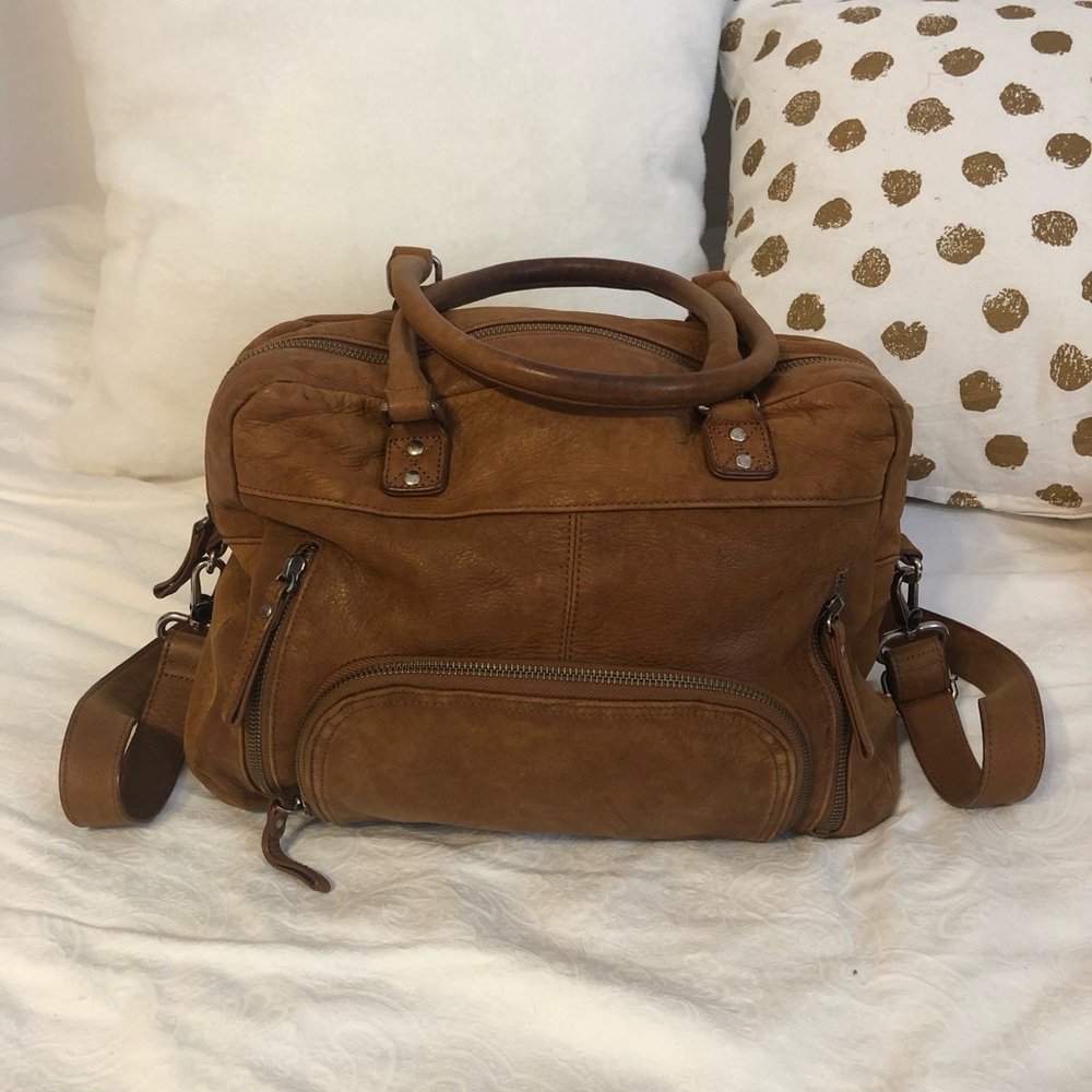 very good quality leather bag, can be worn across the body or on the shoulder